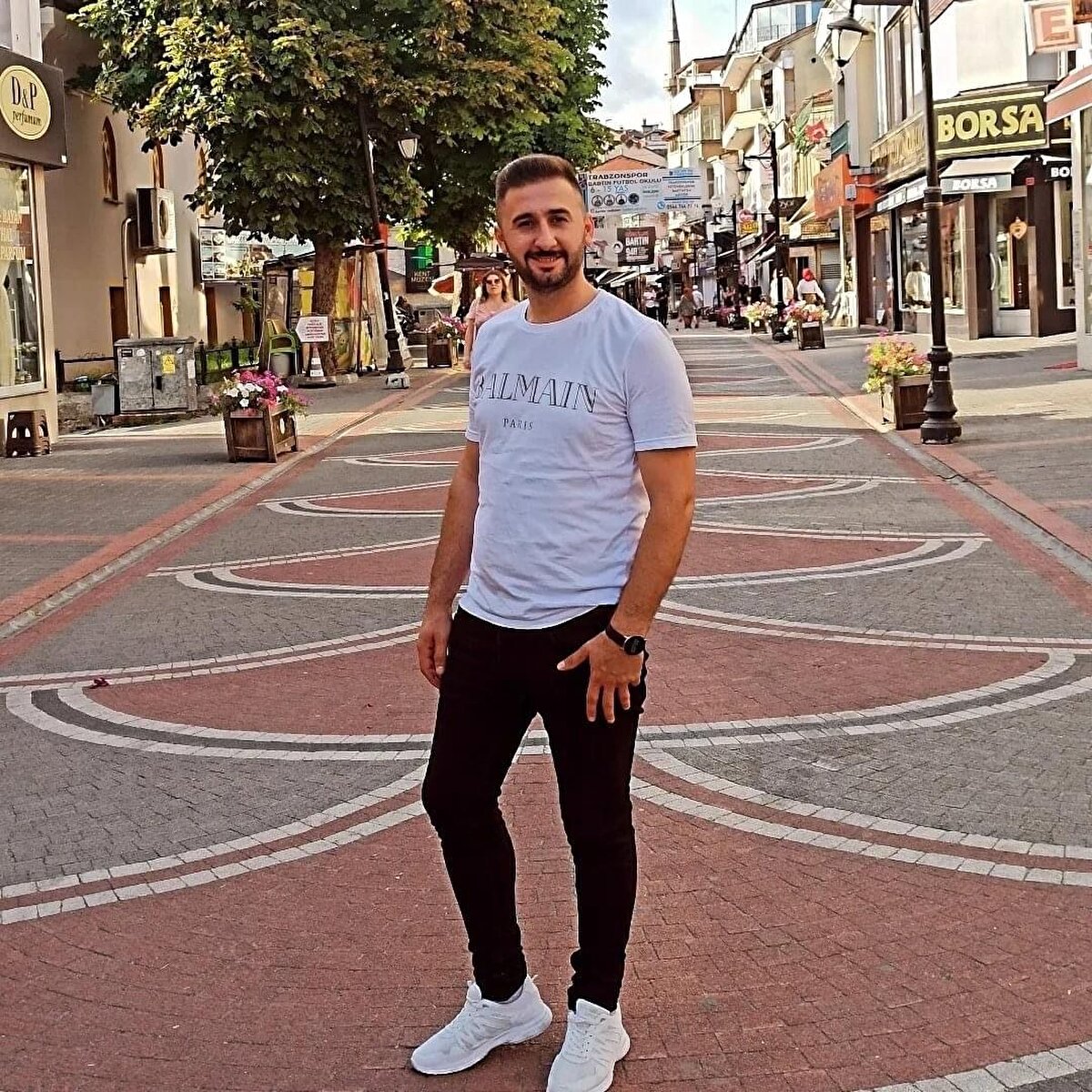 Mehmet Poyraz, 6 çocuğunun en küçüğü ve tek oğlu olan Ferhat'ın 2019 yılında Zonguldak'ta maden ocağında işe başladığını belirterek, "Kendisi madenci olmak istedi. 'Baba ben TTK'ye gireceğim, alım varmış yazılacağım' dedi. Ben de 'oğlum yazıl' dedim. Genel müdürlük internette bunu elemiş. Dosyasında askerliğiyle ilgili sıkıntı varmış. Sonra mahkeme süreci oldu. 5 ay sonra falan mahkemeyi kazanıp Gelik'te iş başı yaptı" dedi.