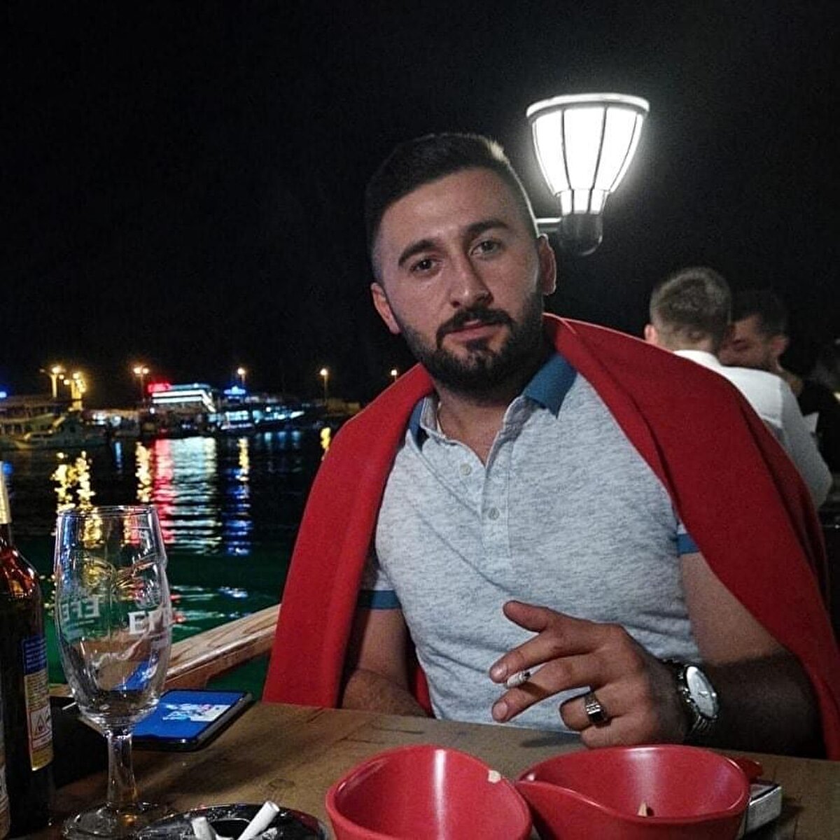 Oğlunun Zonguldak'ta bulunan Gelik- Karadon işletmelerinden tayin isteyerek memleketi Amasra'ya geldiğini söyleyen Mehmet Poyraz, "Amasra'ya geldi. Burada 15-16 ay falan çalıştı. En son grizu patlamasında hayatını kaybetti. Memleketi burası diye burada çalışmak istedi" diye konuştu.