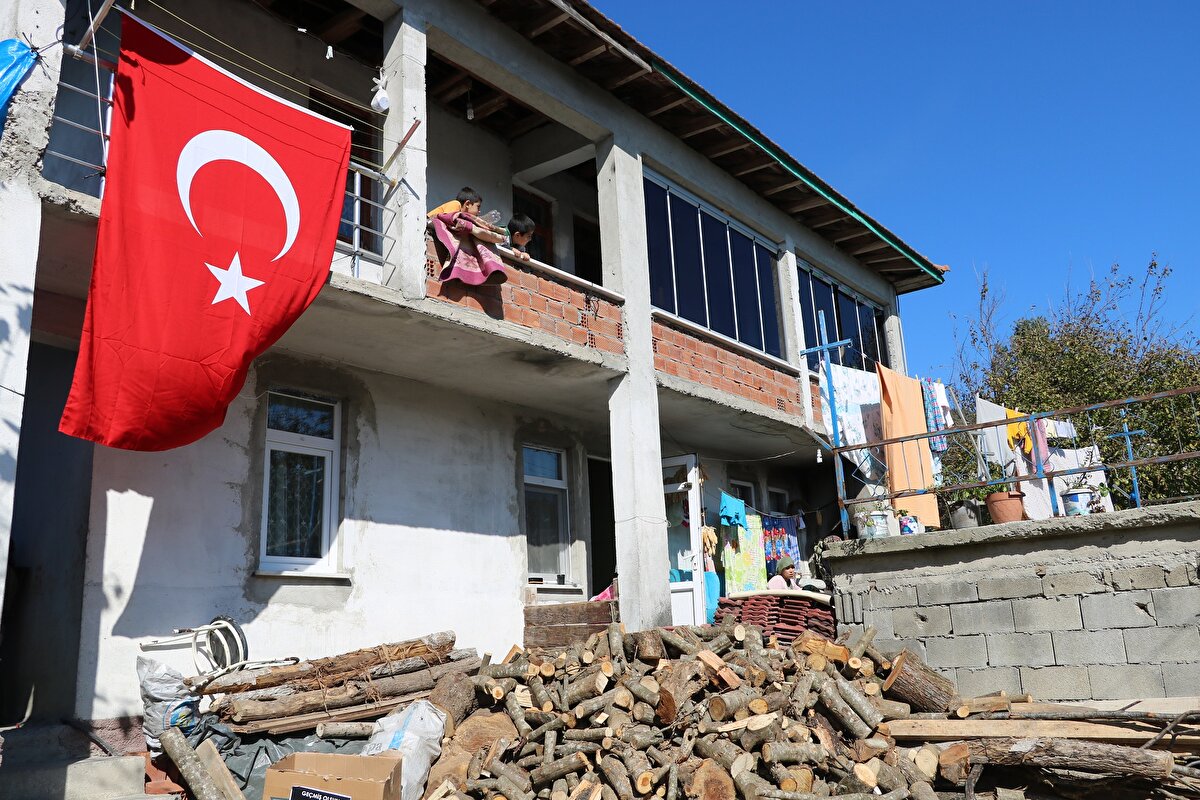 Amasra'da 14 Ekim günü meydana gelen maden ocağındaki patlamada Soner Ak hayatını kaybederken, yaralanan ağabeyi İzzet Ak'ın tedavisi ise İstanbul Başakşehir Çam ve Sakura Şehir Hastanesi'nde devam ediyor. İncivez köyünde defnedilen evli ve 3 çocuk babası Soner Ak'ın evine Türk bayrağı asıldı. Evin önünde kurulan çadırda taziyeleri kabul eden 30 yıl önce aynı maden ocağından emekli olan baba Hüseyin Ak (73) ve eşi Fadime Ak, oğulları Soner'in acısını yaşarken, hastanede tedavi gören büyük oğulları İzzet'in sağlığına kavuşmasını bekliyor. 