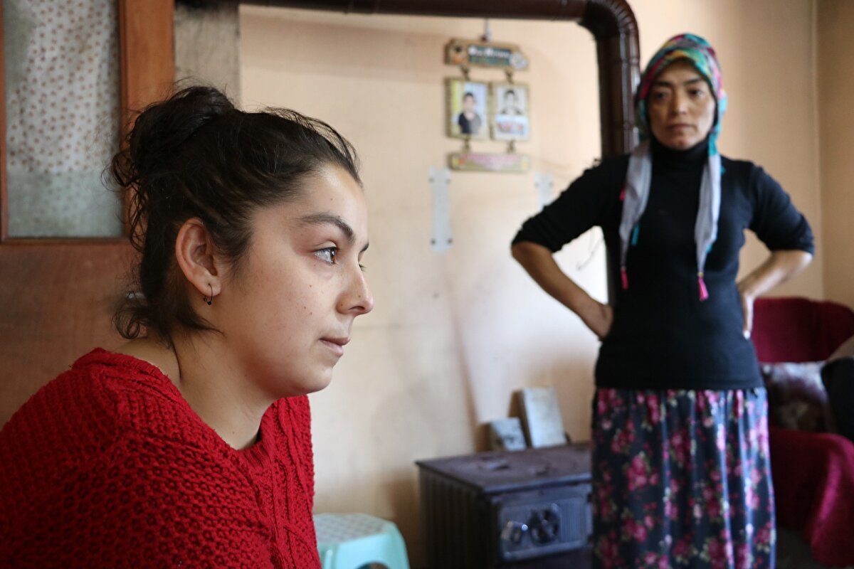 'HEP EVDEN ÇIKARKEN HELALLEŞİYORDUK'<br>Köydeki 2 katlı evde ağabeyi İzzet Ak ile altlı üstlü oturan Soner Ak'ın 10 yıl önce evlendiği Özge Ak (28), eşinin hakkını sonuna kadar savunmak istediğini söyledi. Çocukları Önder Hüseyin (8), Cemal Can (6) ve BurcU Nur (1,5) ile yalnız kalan Özge Ak, “İhmal var bunda, 41 can gitti. 3 tane çocuğumu yetim bıraktılar. Adalet yerini bulsun istiyorum. Kimsenin kanı yerde kalmasın. O gün Soner Cuma namazına gitmişti, sonra eve geldi. Hakkını helal et dedi. Zaten biz hep evden çıkarken, helalleşiyorduk. Gidiş o gidiş. 1 hafta önce bana iş yerinde gaz kokusu var demişti. Sonra bir ekip falan gelmiş sanırım, normalde 1 ay 2 ay kapanacak dediler, ama kapanmadı" diye konuştu.