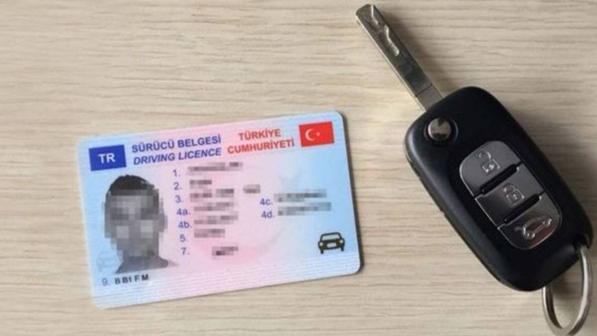 EHLİYET YENİLEMEK İÇİN GEREKLİ BELGELER<br><br>- Kimlik kartı başvurusu; nüfus cüzdanı, uluslararası aile cüzdanı, pasaport, sürücü belgesi, memur cüzdanı, avukat kimlik kartı, askeri kimlik kartı, basın kartı veya muhtarlıkça düzenlenmiş talep belgesi gibi kimlik belgesi yerine geçen fotoğraflı belge ve bir adet biyometrik fotoğrafla yapılacak.<br><br>- Eski ehliyet belgesi<br>- Sürücü olur niteliği taşıyan sağlık raporu,<br><br>-1 adet biyometrik fotoğraf,<br><br>-Nüfus Müdürlüğünde vereceğiniz parmak izi,<br>Kan grubunu belirleyen belge (Beyan etmenizde yeterlidir).<br><br>