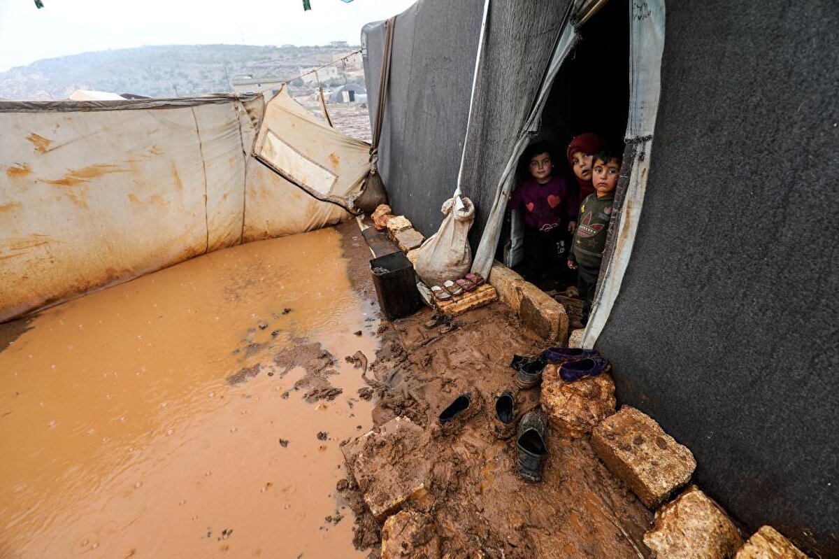 Esed rejiminin saldırılarından kaçarak İdlib'in Hacı Halid Kampı'na yerleşen Halid Ahmed, yaptığı açıklamada, gece yoğun yağmur sonrası 60'tan fazla ailenin çadırlarını su bastığını söyledi.
