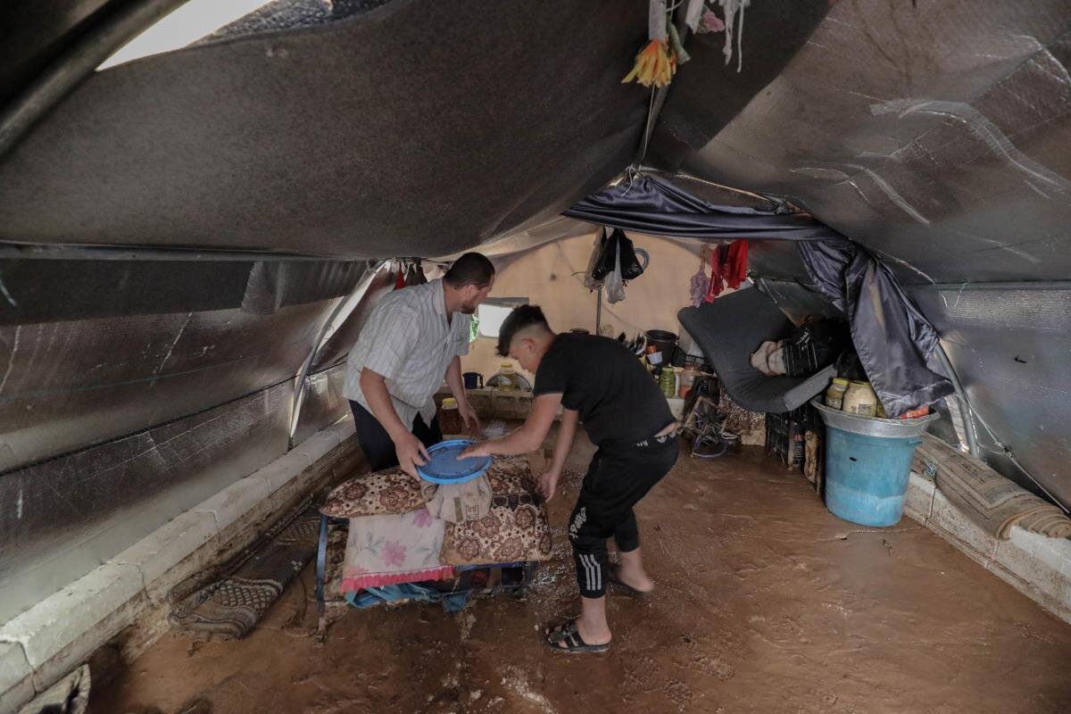 Ailelerin tüm eşyasının sular altında kaldığını belirten Ahmed, "Yağmur suyu yaklaşık olarak bir metre seviyesine yükseldi. Küreklerle kanal açmaya çalıştık." dedi.