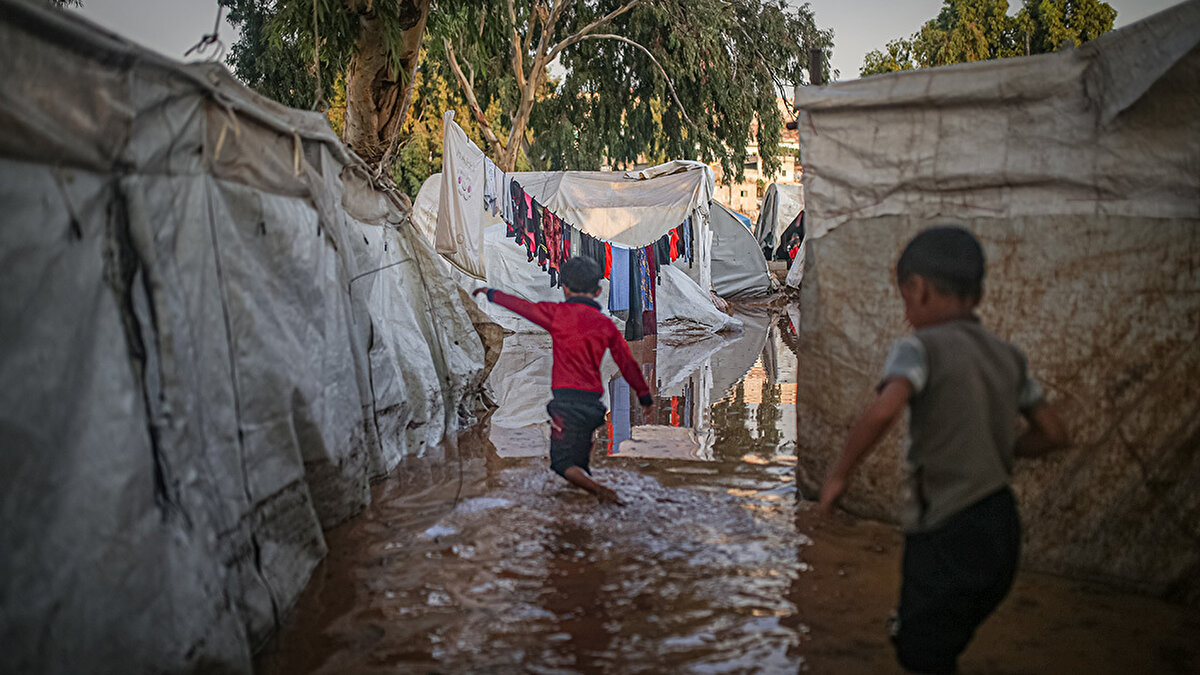 Kardeşlerinin yağmur ve çamurdan etkilendiğini anlatan Ahmed Hüseyin de çadırlarının ve tüm eşyanın sular altında kaldığını kaydetti.