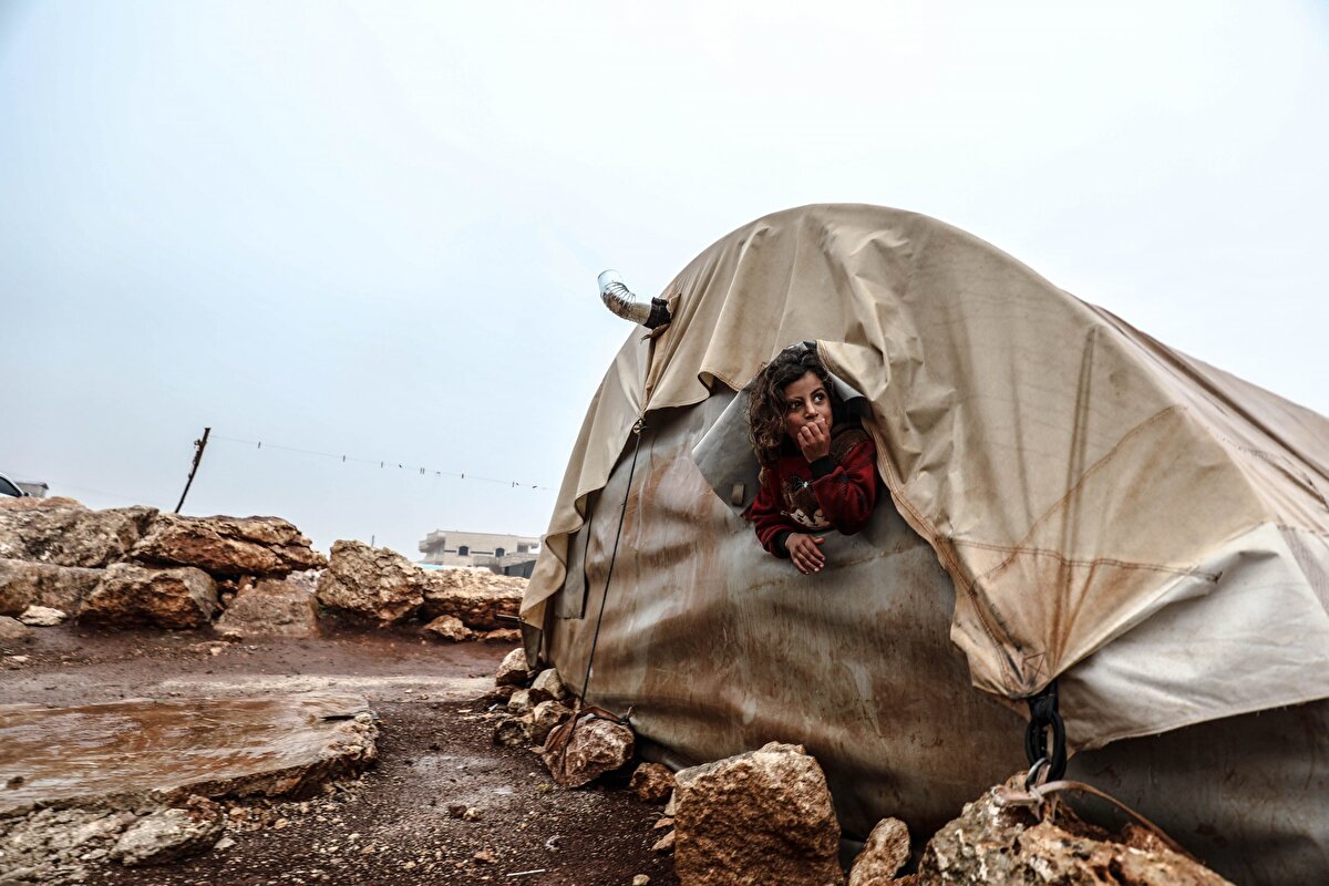 Geceyi komşularında geçirdiklerini belirten Hammud, "Hayatımızda böyle bir geçe yaşamadık. Benim iki çocuğum engelli, yürüyemiyorlar. Tüm eşyamız ve gıdamız, su ve çamur altında kaldı. Bana komşularım yardımcı oldu." ifadelerini kullandı.
