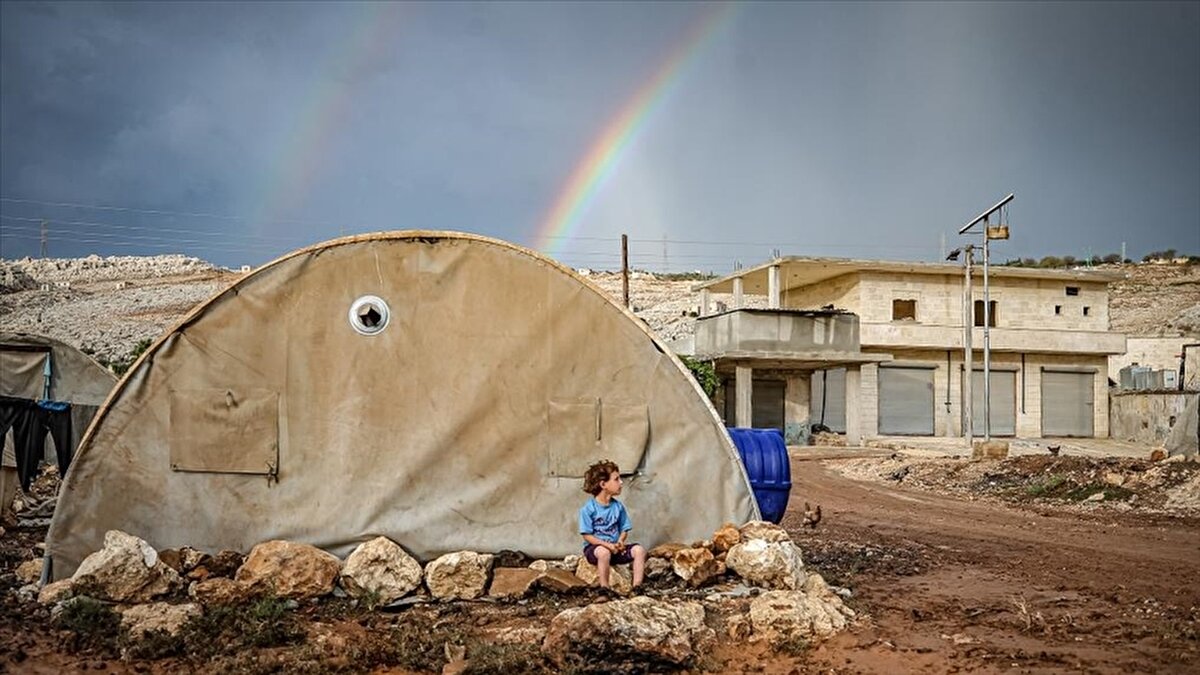 Kamp sakinlerinden Meryem Hammud da çok sayıda çocuğun su ve çamurdan etkilendiğini dile getirdi.