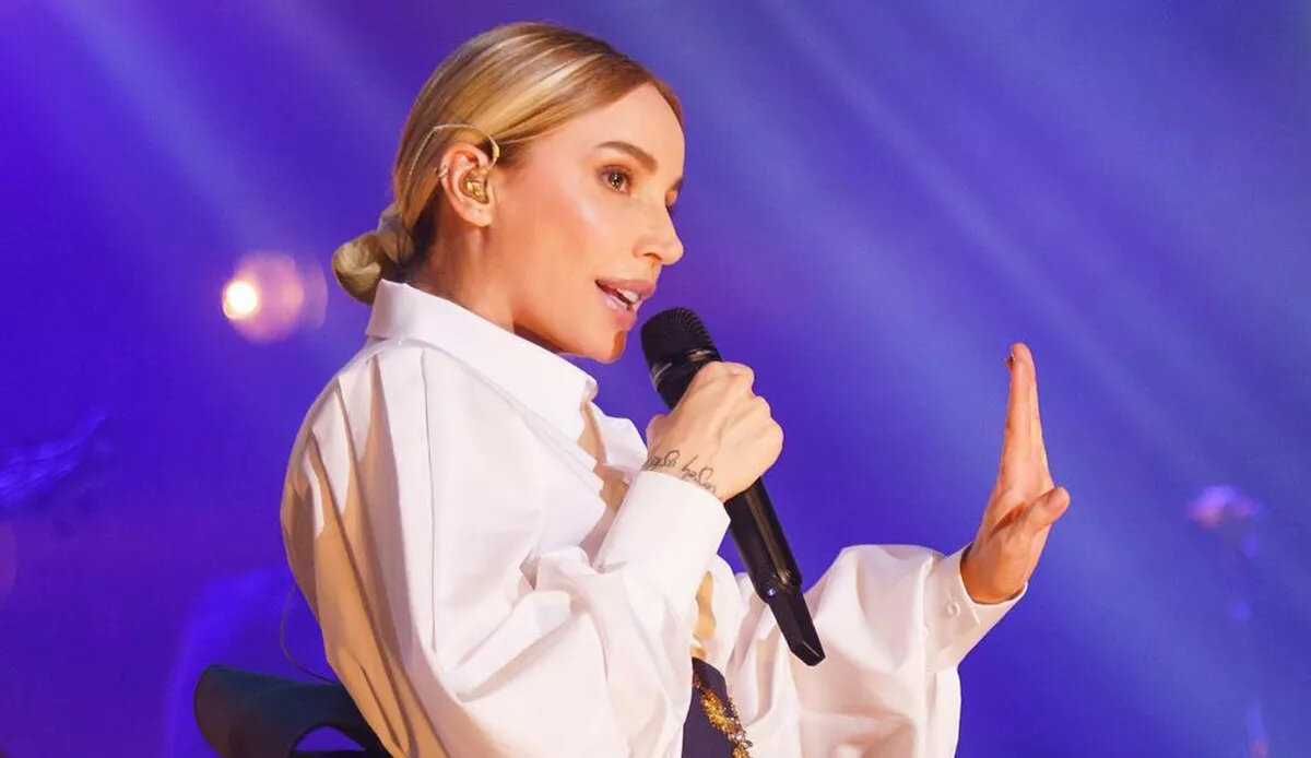 Ataşehir'de 30 Nisan 2022'de verdiği bir konserde İmam Hatip Liselilere yönelik sözleri nedeniyle hakkında "Halkı kin ve düşmanlığa tahrik" suçundan dava açılan şarkıcı Gülşen Çolakoğlu, hakim karşısına çıktı. <br><br>