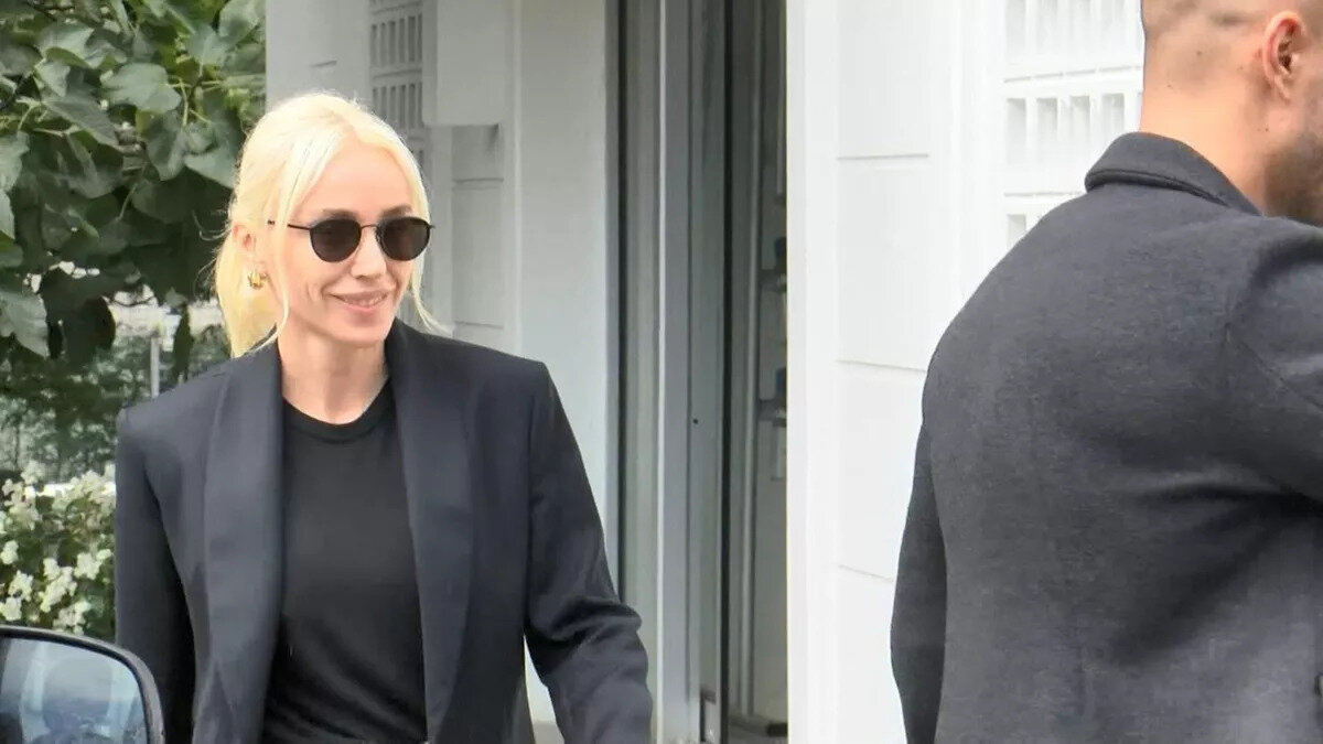 "AYLIK GELİRİM 60 BİN TL"<br>Aralarında Kadın ve Demokrasi Vakfı (KADEM), Kadın ve Demokrasi Vakfı, ÖNDER İmam Hatipliler Derneği ve çok sayıda müştekinin hazır bulunduğu duruşmayı CHP milletvekilleri Mahmut Tanal ve Sezgin Tanrıkulu da takip etti.