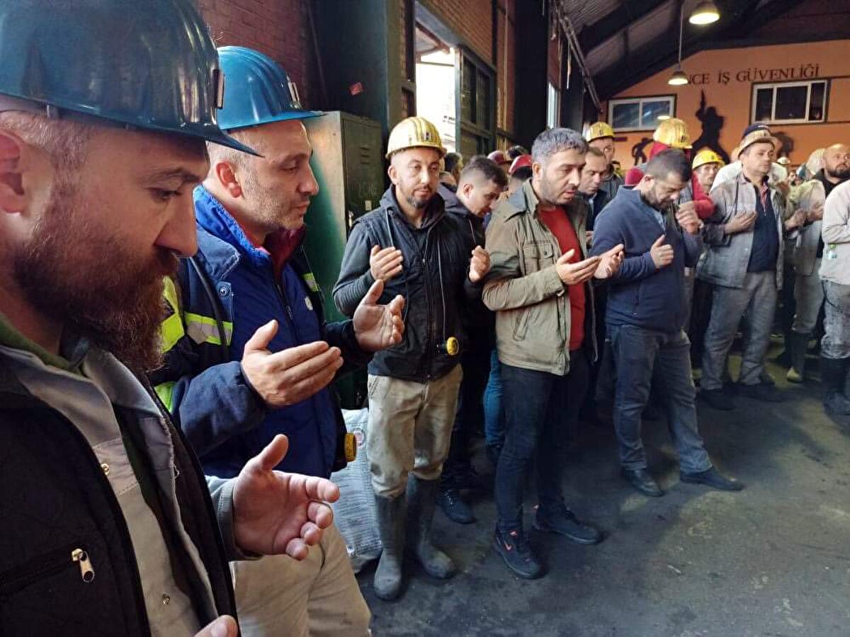 Gece vardiyasından çıkan işçilerle ocağa girecek işçiler, Genel Maden İşçileri Sendikası Kozlu Şube ile kurum yöneticileri, ocak ağzında toplanıp yaşamını yitiren işçiler için dua etti.