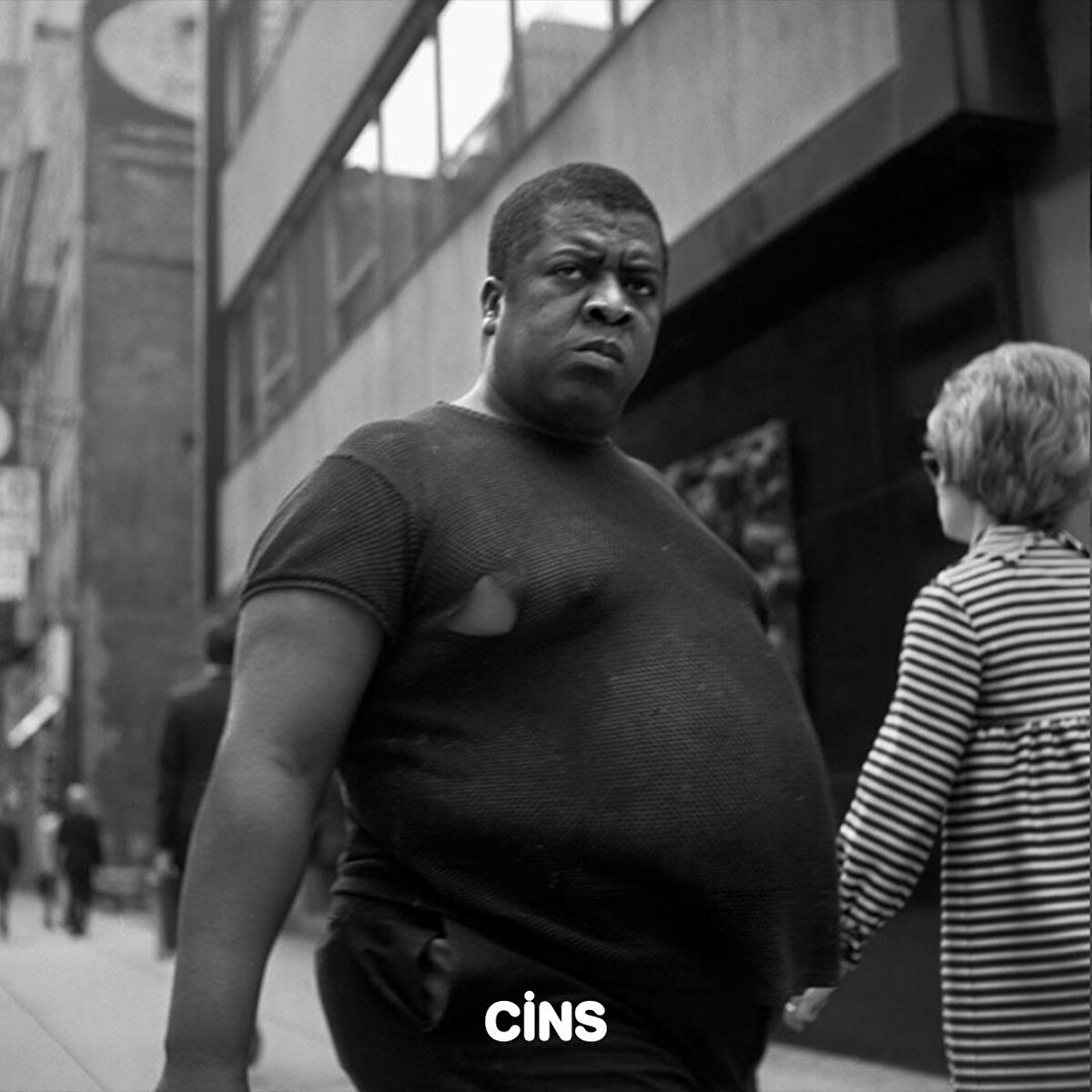 Sokak ortasında her an bir adam size ters bakışlar atabilir