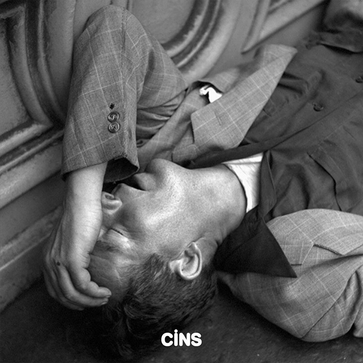 Hayatıyla başa çıkmaya çalışan bir adam