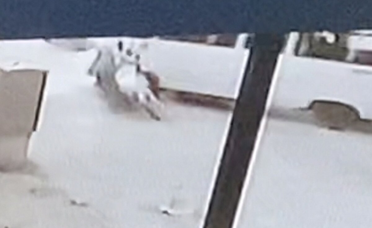 Çarpışmanın etkisiyle devrilen motosiklet ve sürücüsü, sürüklenerek park halindeki cipe çarptı. İhbar üzerine kaza yerine sağlık ve polis ekibi sevk edildi.<br><br>