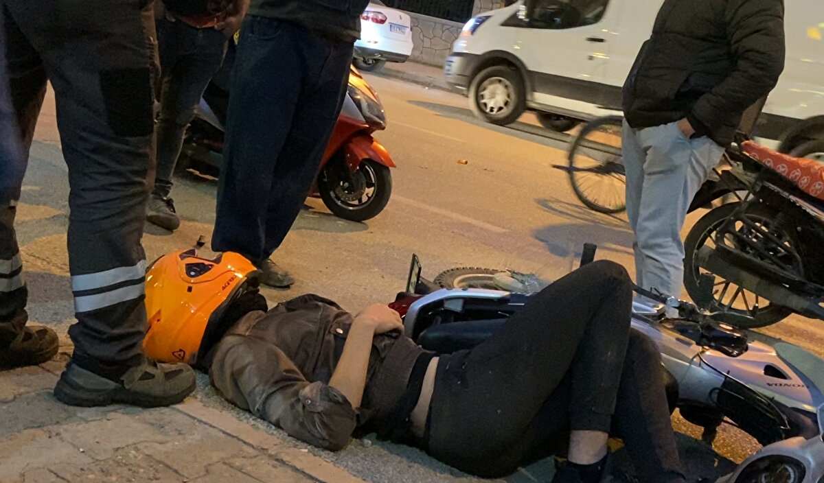 Kaza, akşam saatlerinde Orhaniye Mahallesi Ankara Caddesi üzerinde meydana geldi. Ceyhun Y. yönetimindeki 16 AJR 158 plakalı motosiklet, caddeye dönüş yapan İbrahim Çolak'ın (65) kullandığı 16 KDD 93 plakalı minibüsle çarpıştı.<br><br>