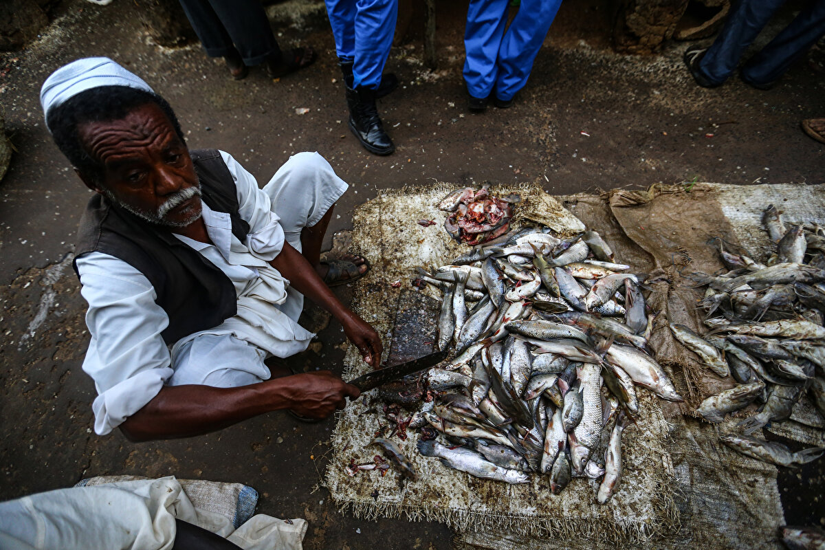 Pazar esnafı, satın alınan balıkları özenle temizlettikten sonra müşterilerine servis ediyor.