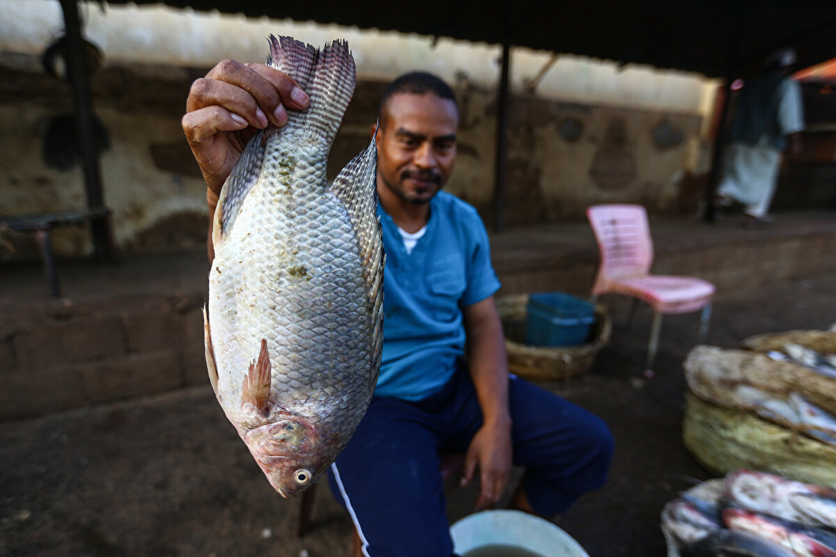 Pazarda balıkçıların yanındaki küçük tezgâh ve tablalarda balık pişirirken, ihtiyaç duyulacak baharattan sebzeye her türlü malzeme de satılıyor.