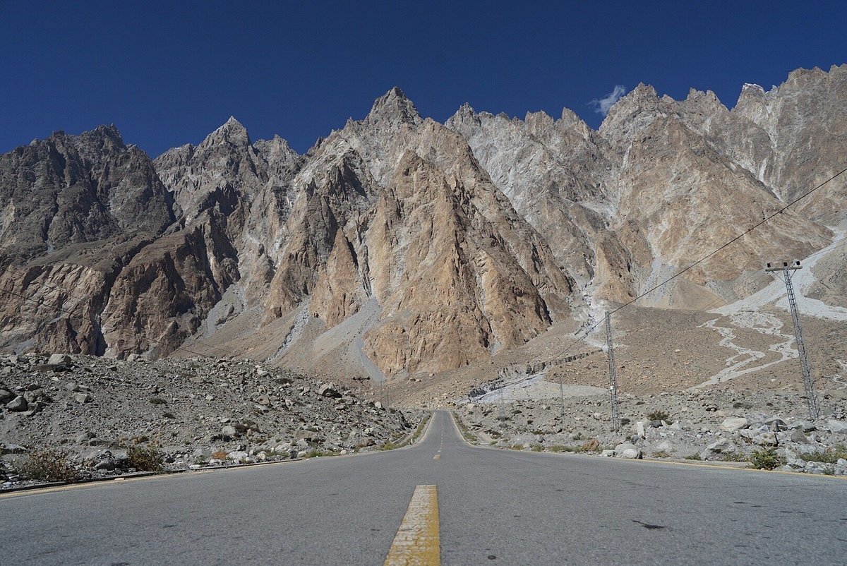 Pakistan'daki turizm rotalarının en önemli noktalarından biri olan Hunza Vadisi'nin deniz seviyesinden yüksekliği, yaklaşık 2 bin 500 metre. Başkent İslamabad'dan araçla 13 saatin üzerinde bir seyahatin ardından ulaşılan Hunza Vadisi, yüksekliği 6 ila 7 bin metrenin üzerinde değişen çok sayıda zirve tarafından çevrili.