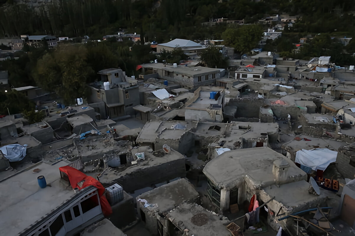 Bölgede sayıları kesin olarak bilinmese de Pamirler de bulunuyor. Yukarı Hunza bölgesinde yaşayan Pamirler, kendilerine has giyim şekli, şapkaları ve kullandığı dil ile ayırt edilebiliyor.