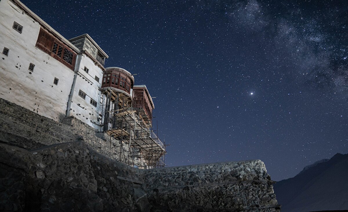 Kale çevresindeki yerleşim yerleri, yetkililerce koruma altına alınmış durumda. Bölgeye gelen ziyaretçiler, kale çevresinde geleneksel kıyafetleriyle yaşayan halkın günlük yaşamını yakından tanıma fırsatı buluyor. Kale, 2004'ten bu yana UNESCO Dünya Mirası Geçici Listesi'nde yer alıyor.