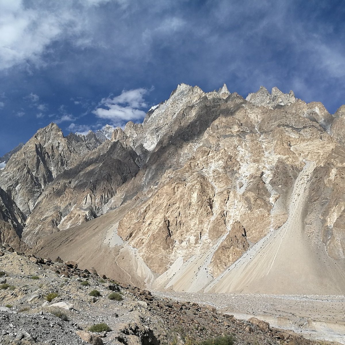 Koruma altına alınan Kutsal Kaya üzerinde çok farklı dillerde yazılmış ifadeler yer alıyor. Tarih boyunca bölgedeki ticari çeşitliliği göstermesi açısından bu durumun oldukça önemli olduğu belirtiliyor. Bugün Pakistan makamlarınca koruma altına alınan Kutsal Kaya'da 2 bin yıl boyunca İpek Yolu'nun bu noktasında yapılan ticarî hareketliliğin adeta kaydı tutuluyor.