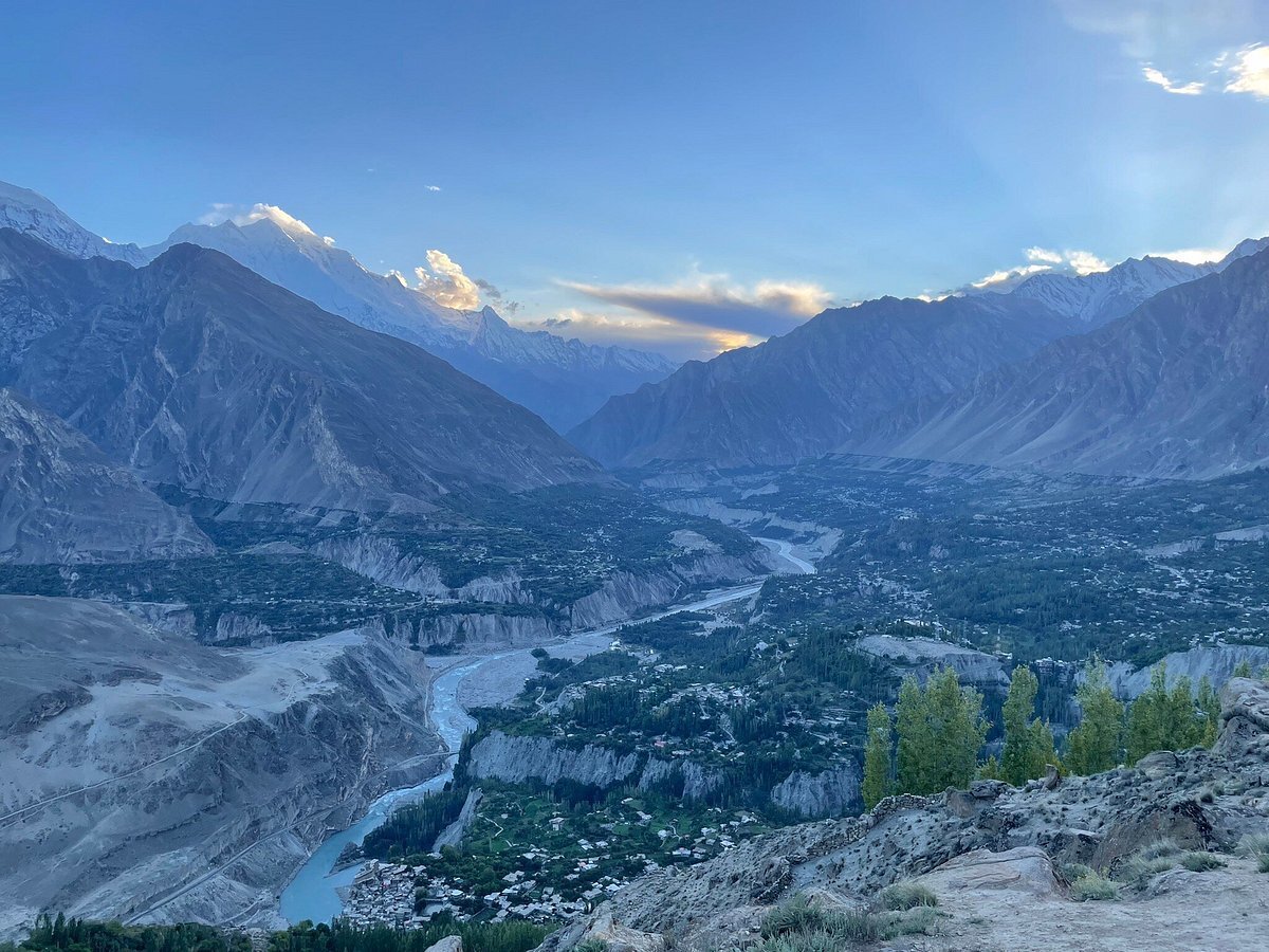Hunza halkının en önemli geçim kaynağı ise turizm. Nüfusu 60 binin üstündeki bölgeyi her yıl yerli ve yabancı 1,5-2 milyon kişi ziyaret ediyor.