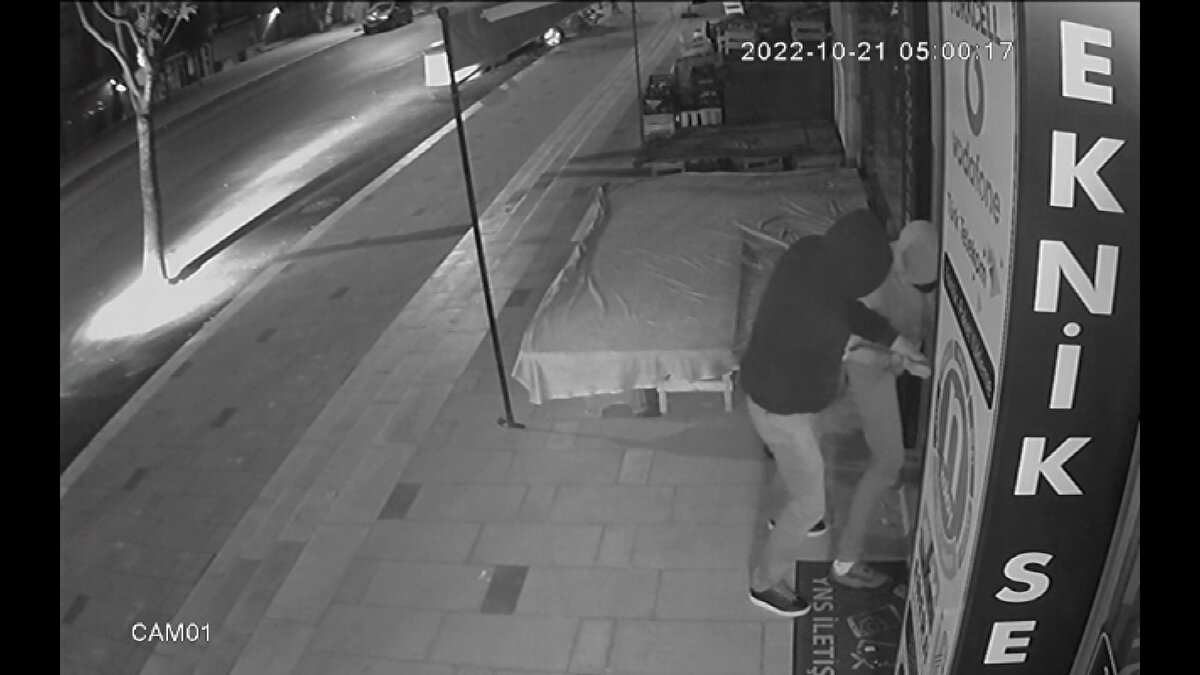 Olay, saat 05.00 sıralarında Mimaroba Mahallesi'nde bir cep telefon dükkanında yaşandı. İddiaya göre maskeli ve eldivenli 3 kişi, demir makası ile kapı kilidini kırdıkları dükkâna girdi. Dükkândan, 15 bin TL nakit para, müşterilere ait 20 cep telefonu ve tablet, 3 dizüstü bilgisayar çalan şüpheliler, içeriden aldıkları anahtarla caddede park halinde olan otomobili de çalarak, uzaklaştı. 