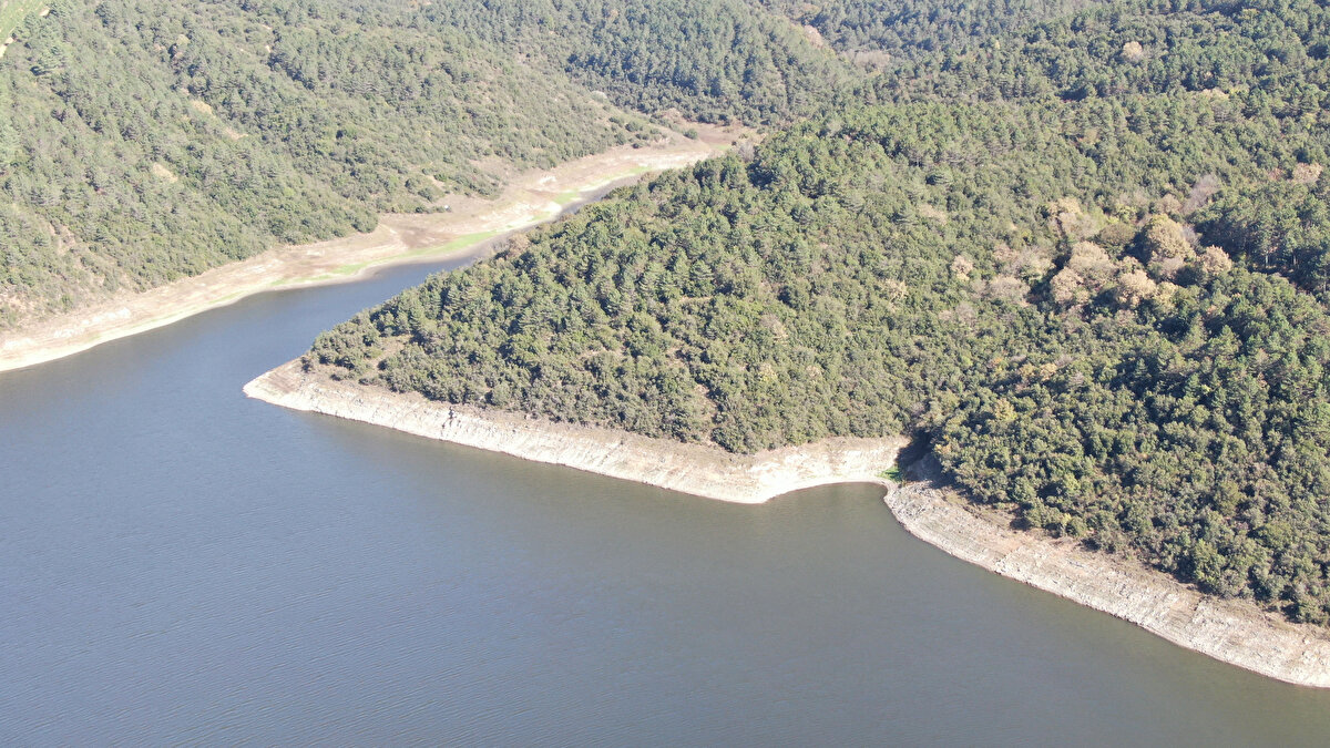 Su seviyesinin azaldığı Alibeyköy Barajı'nda, önceden suyla dolu olan ve balıkların yüzdüğü birçok alan kurudu. Bu alanlar su havzasına gelen ziyaretçilerin araçlarını park ettikleri alanlar haline geldi.