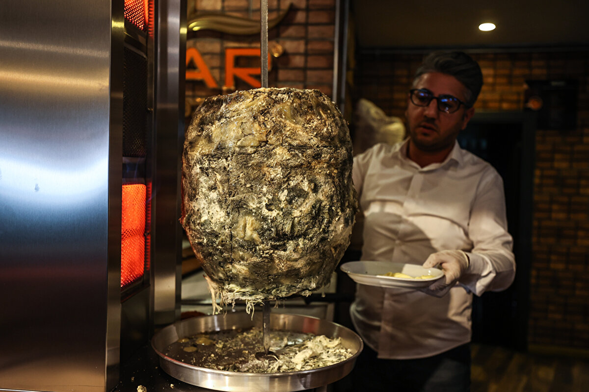 <br>Avşar'ın son ürünü de göğermiş peynirden ürettiği döner oldu. Avşar'ın "Eritme döner" diye tanıttığı göğermiş peynirden yapılan döner, sosyal medyada da ilgi gördü.<br>