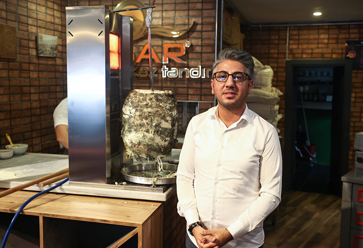 Hafta sonları 08.00-22.00 saatleri arasında döner servisi yaptıklarını belirten Avşar, şunları söyledi: