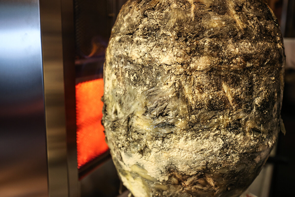 AA muhabirine bilgi veren İlter Avşar, küflü peyniri bir aydır menüye koyduklarını belirterek, "Doğal antibiyotik, penisilin içeren göğermiş peynir bizim için çok kıymetli. Konya'da da Bayburt'ta da oldukça değerli. Yiyen adeta tutuluyor, devamlı arıyor. Çok lezzetli olduğunu herkes söylüyor. Bilmeyenlerin de öğrenmesini istiyoruz. Şifa diyoruz biz buna." dedi.