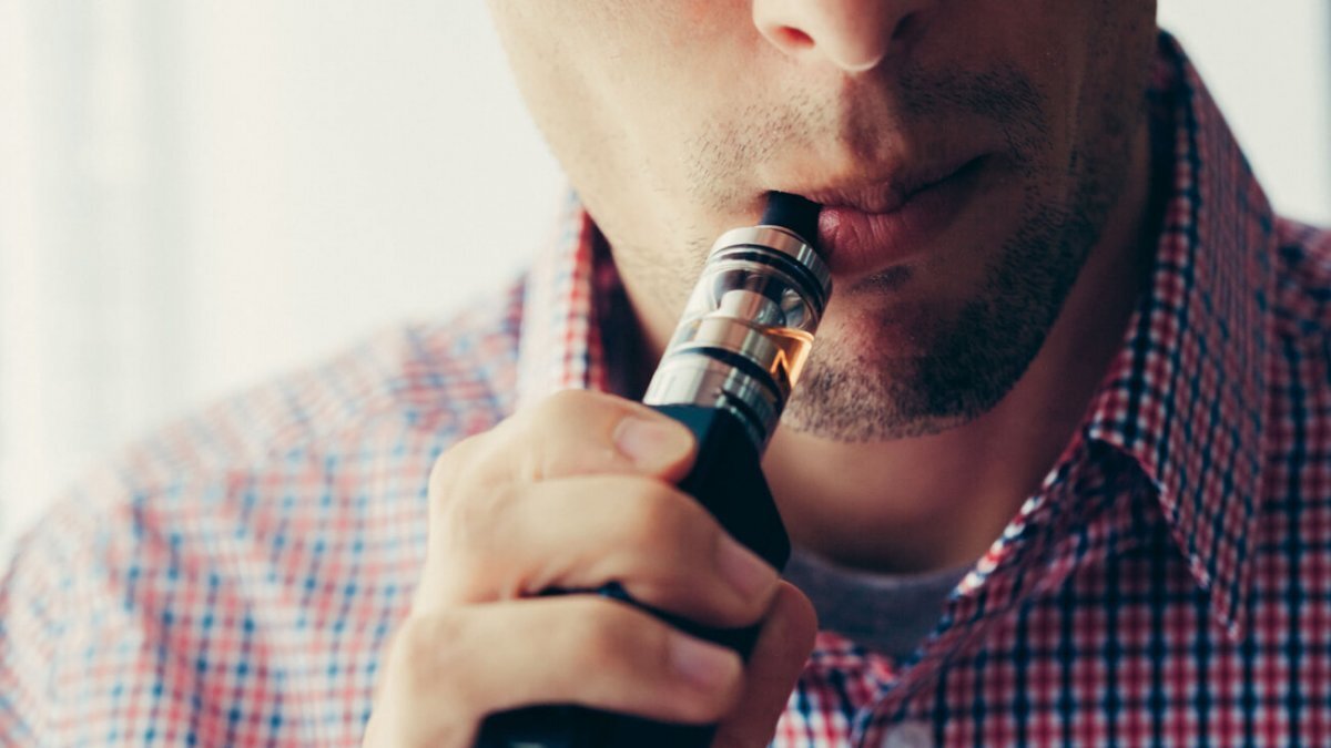 Bir araştırma raporu e-sigaraların tütün ürünlerinden yaklaşık yüzde 95 daha az zararlı olduğunu tespit etmişti. Ancak bu, e-sigaraların zararsız olduğu anlamına gelmez ve artan sayıda kanıt, nikotinden daha büyük bir kalp rahatsızlığı riskiyle ilişkilendirmiştir.<br><br>