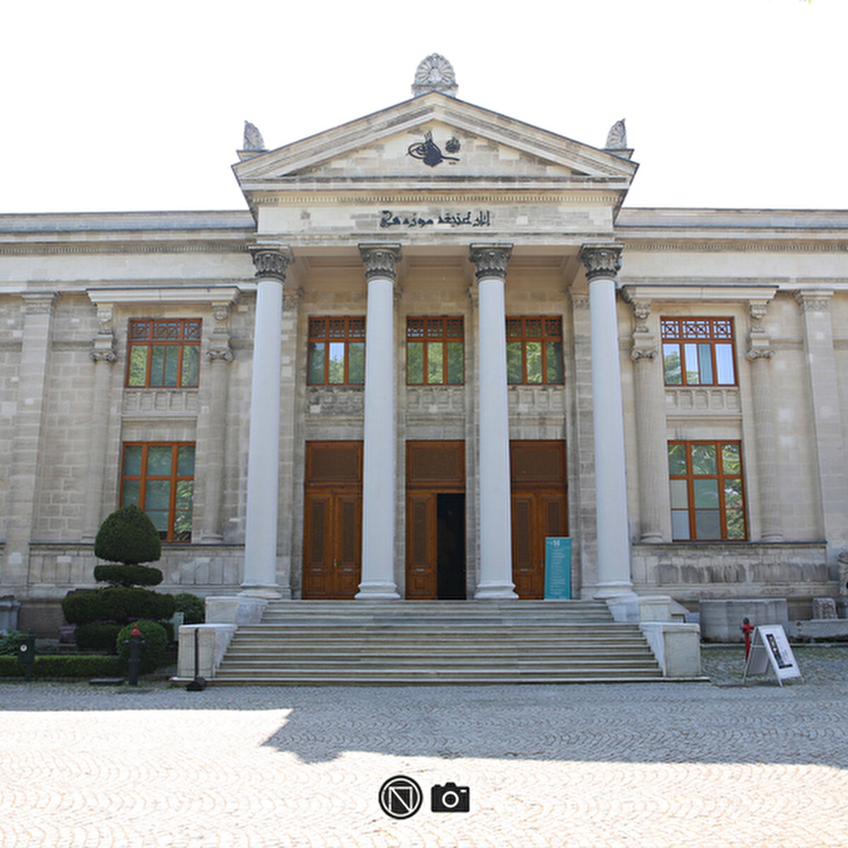 Osmanlı'da tarihi eser toplama merakının izleri Fatih Sultan Mehmet dönemine kadar uzansa da müzeciliğin kurumsal olarak ortaya çıkışı İstanbul Arkeoloji Müzeleri'nin 1869 yılında "Müze-i Hümayun" yani İmparatorluk Müzesi olarak kuruluşuna denk geliyor.