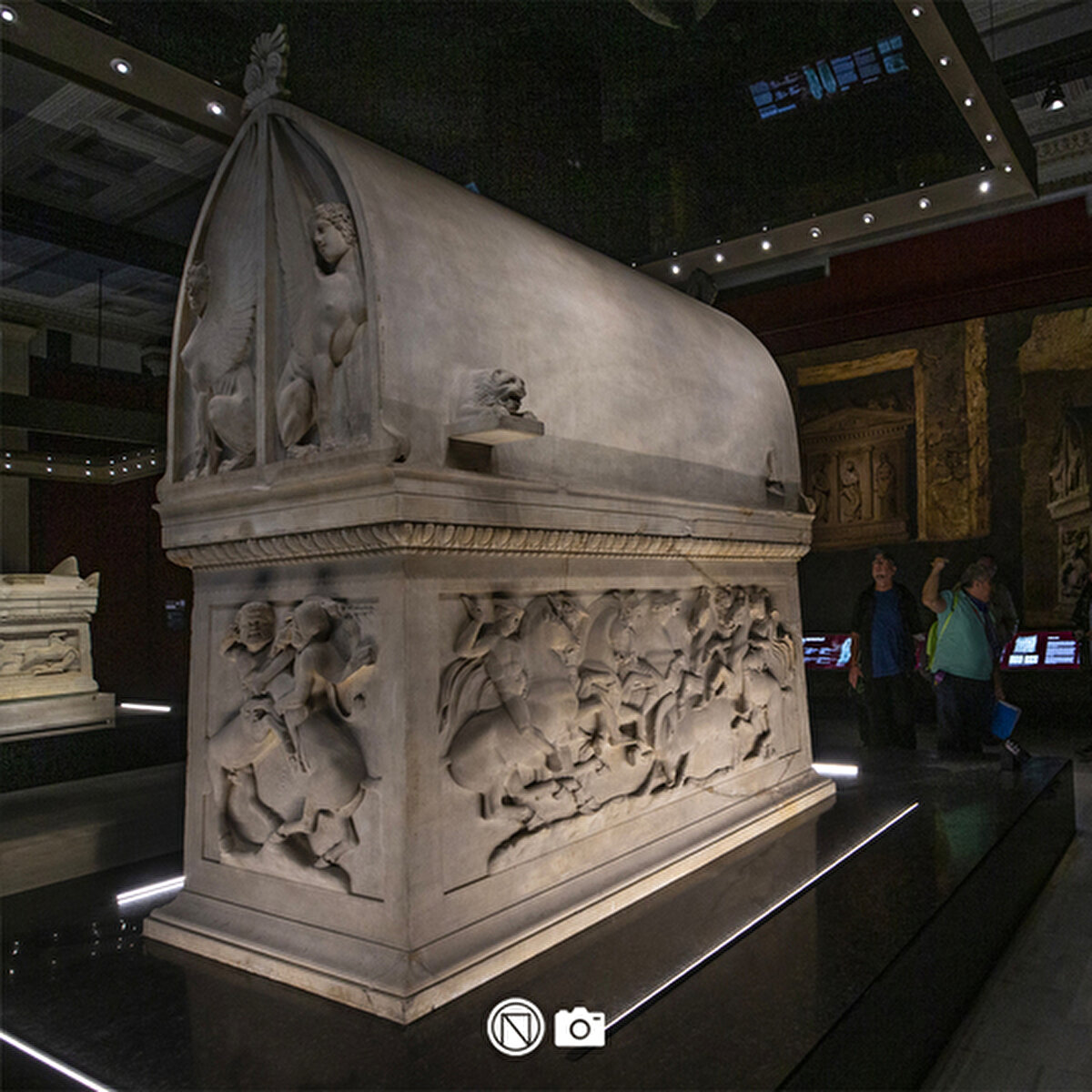 Aya İrini Kilisesi'nde o güne kadar toplanmış arkeolojik eserlerden oluşan Müze-i Hümayun, İstanbul Arkeoloji Müzeleri'nin temelini oluşturuyor. Dönemin Maarif Nazırı Saffet Paşa'nın müze ile yakından ilgilenerek, müzeye eser kazandırmak için kişisel çaba sarf ettiği belirtiliyor.