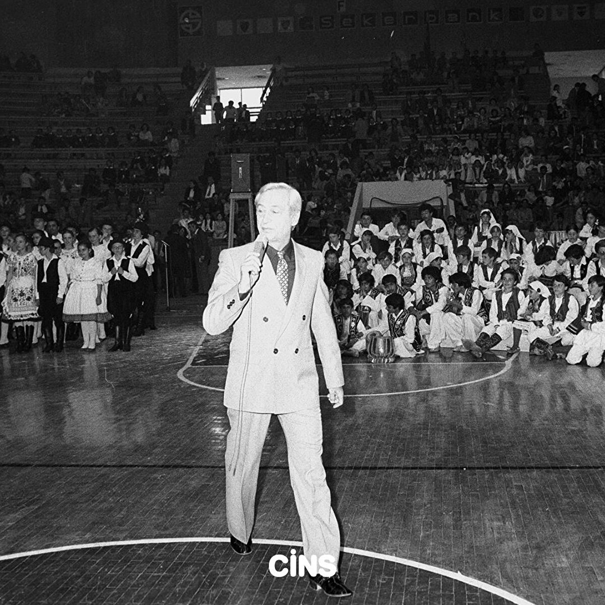 Hukuk Fakültesi'ni tamamladı ve mezuniyetinden sonra 3 ay boyunca hakimlik yaptı.