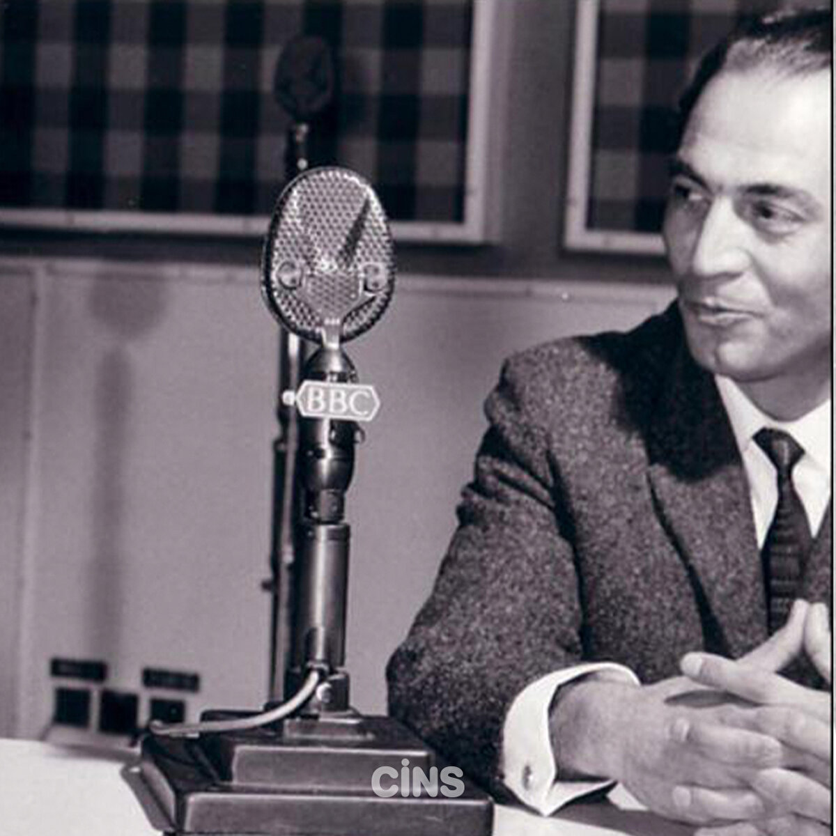 Spikerliğin başlangıcı Halit Kıvanç ilk yazılarını kaleme aldığında sporla ilgili bir yazısının içerisinde bir karikatüre yer verir.