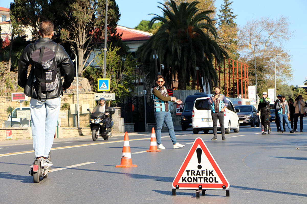 Trafik Denetleme Şube Müdürlüğü ekipleri, Muallim Naci Caddesi'nde saat 14.00'te elektrikli skuter sürücülerine yönelik denetim yaptı.
