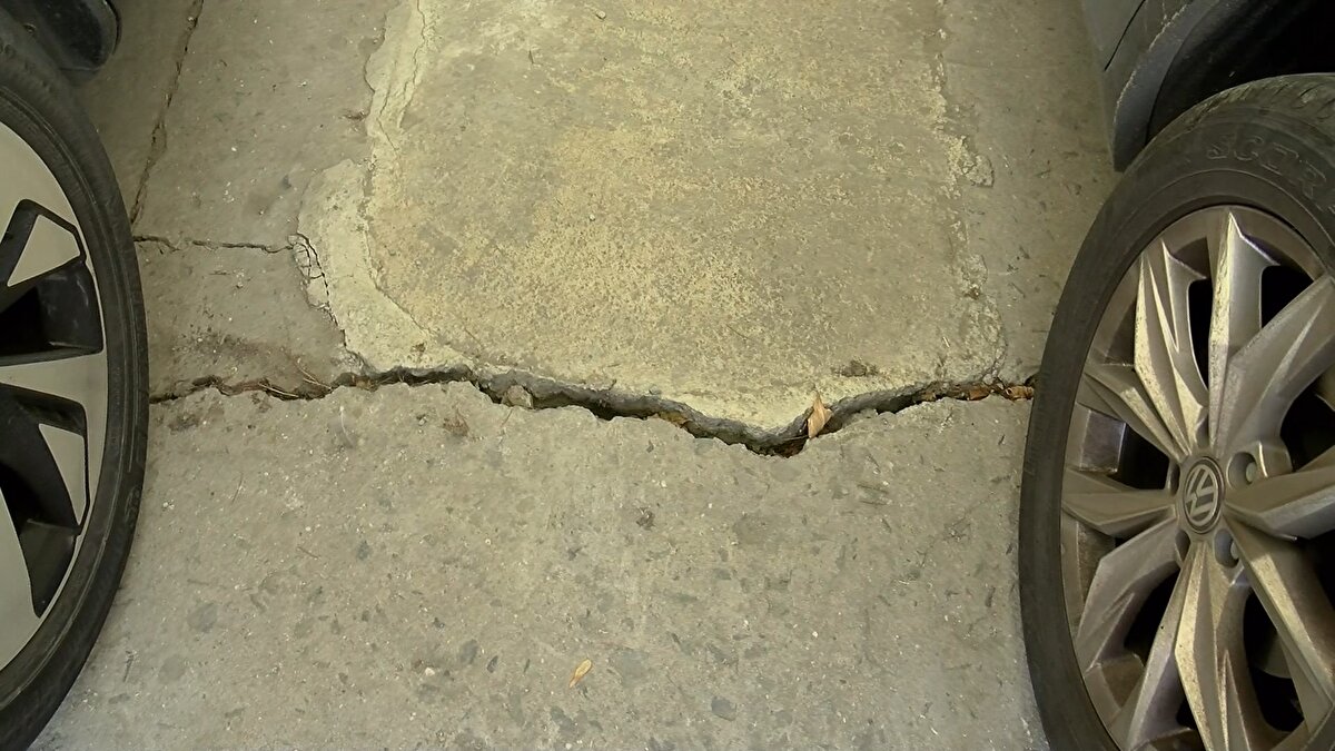 İnşaatta çalışmalar sürdürülürken, çatlakların oluştuğu iş merkezi ise tahliye edilmedi. 