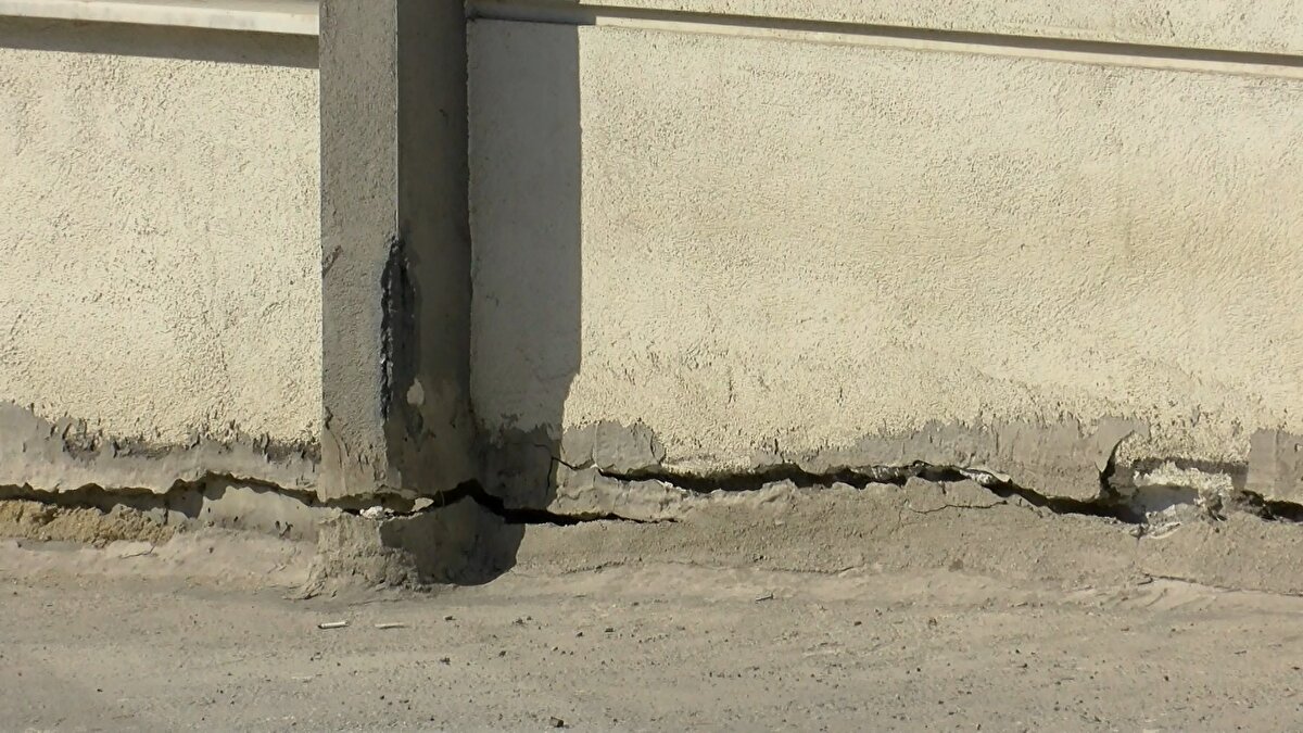 Kayma nedeniyle caddede ve yakındaki iş merkezinin duvarları ile bahçesinde çatlaklar oluştu.