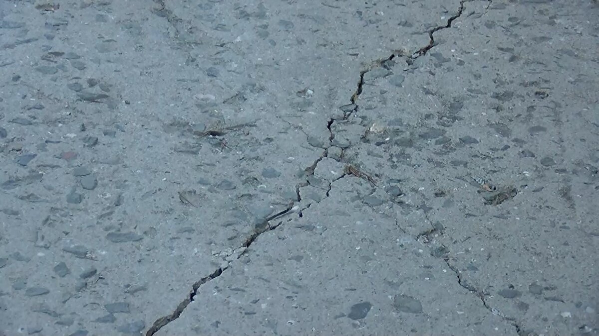 BELEDİYEDEN AÇIKLAMA<br>Avcılar Belediyesi tarafından konuyla ilgili yapılan yazılı açıklamada, "Avcılar Cihangir Mahallesi Petrol Ofisi Caddesi üzerinde devam eden inşaat nedeniyle; ana yol üzerinde zemin kayması meydana gelmiş olup, sadece asfalt kısmında meydana gelen çatlamalar nedeniyle ekiplerimiz tarafından gerekli tedbirler alınmıştır. İnşaat nedeniyle yol kenarında oluşan çökmenin dolgusu devam etmekte ve tamamlanmasının ardından fen işleri müdürlüğü tarafından asfalt çalışmaları yapılacaktır. İnşaat ile ilgili bölge sakinlerinden yol çökmesi dışında herhangi bir şikâyet alınmamış olup, gerekli çalışmalar devam etmektedir" denildi.