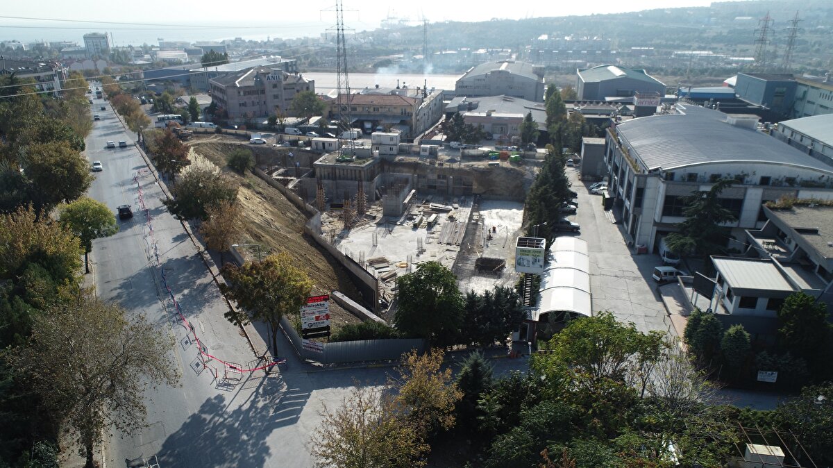 "İNŞAAT ÇALIŞANLARI BİZE ARAÇLARINIZI KALDIRIN ÇÖKME TEHLİKESİ VAR DEDİ"<br>İş merkezi çalışanı Nihan Erdal da, çatlakların inşaatın başlamasından sonra oluştuğunu belirterek "Büyük endişelerimiz var. Otopark alanımız çökmeye yakın. Çatlaklar, zamanla büyümeye başladı. Karşımızdaki yolda da çöküntüler meydana geldi. O yol tek şeride düştüğü için kazaya sebebiyet verebilir. Çatlaklardan dolayı korkuyorum. Otoparktan aracımı alırken bir önce çıkmak istiyorum. Çöküntü olursa yakalanmak istemiyorum. Bir kez inşaat çalışanları 'araçlarınızı buradan kaldırın çökme tehlikesi var' uyarısı yaptı" diye konuştu.            