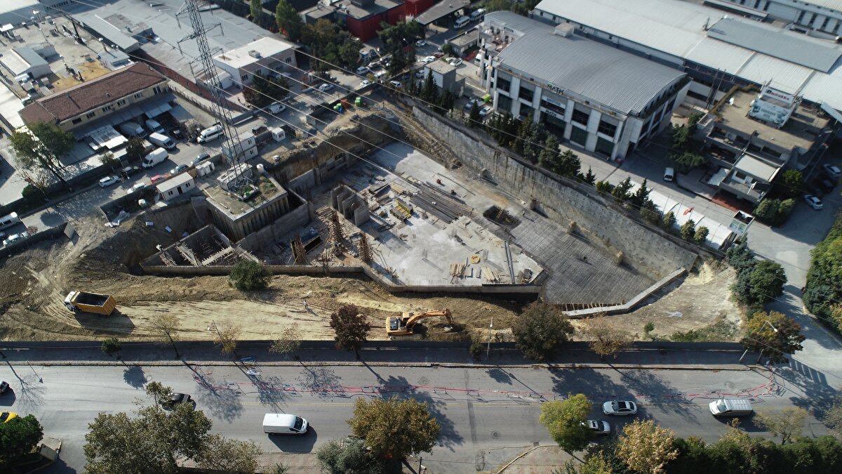 "İNŞAATTAN ÖNCE ÇATLAK YOKTU"<br>İş merkezi çalışanı Zafer Akdeniz, "Yol üzerinde yapılan inşaatta hafriyat çalışmaları yapıldı. Hafriyat çalışmaları sebebiyle yolda ve iş merkezinde çökmeler oldu. Çatlaklar ise inşaatın başlamasından 2 ay sonra oluştu. Kiracılarımız bu durumdan oldukça şikayetçi. Durumla ilgili belediyeye dilekçe veren kiracılarımız da oldu. Belediye kiracılarımıza, korkulacak bir durum olmadığını burada oturabileceklerini söylemiş" dedi.  