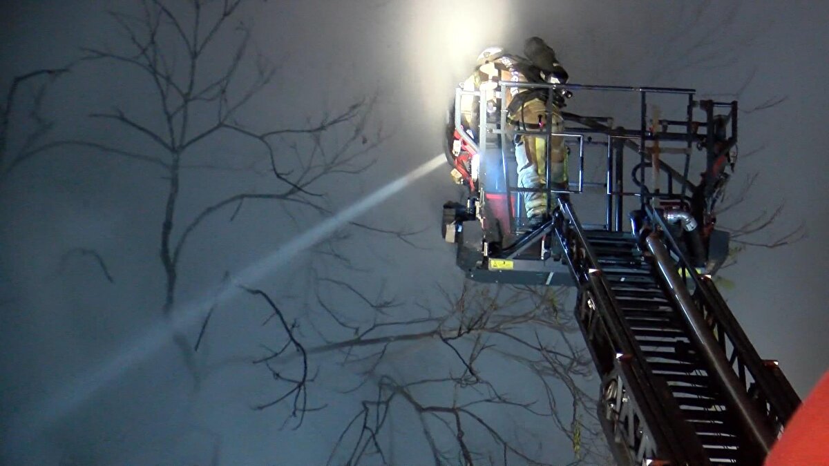 Yangında iki katlı bir binanın çatısı çökerken, 3 metruk bina tamamen küle döndü. Olayla ilgili soruşturma başlatılırken, yangının kesin çıkış nedeni yapılacak çalışmaların ardından belirlenecek. 