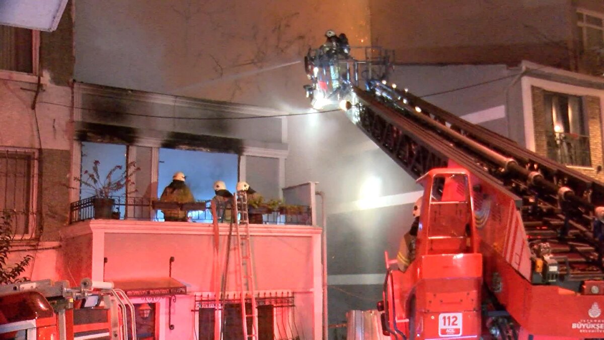  Kısa sürede büyüyen yangın çıkmaz sokakta bulunan metruk bir binaya ardından 4 binaya daha sıçradı. 