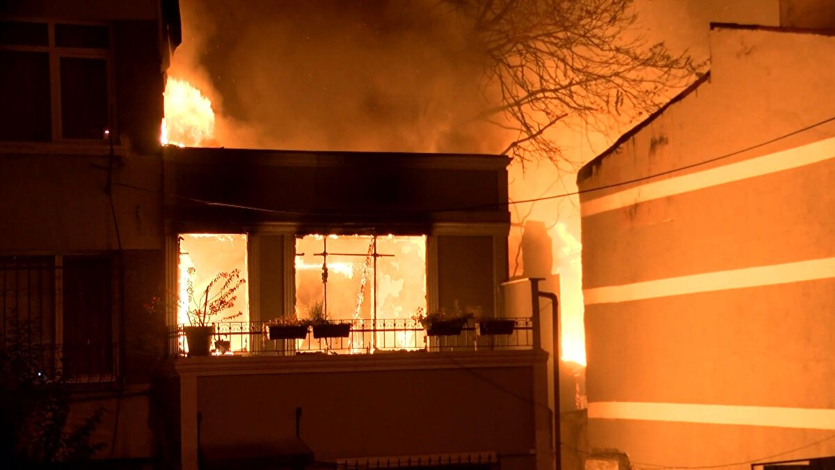 Çıkmaz sokakta başlayan yangına itfaiye ekipleri farklı sokaklardan müdahale etti. Çıkan yangını bir kişinin balkondan seyretmesi dikkat çekti.