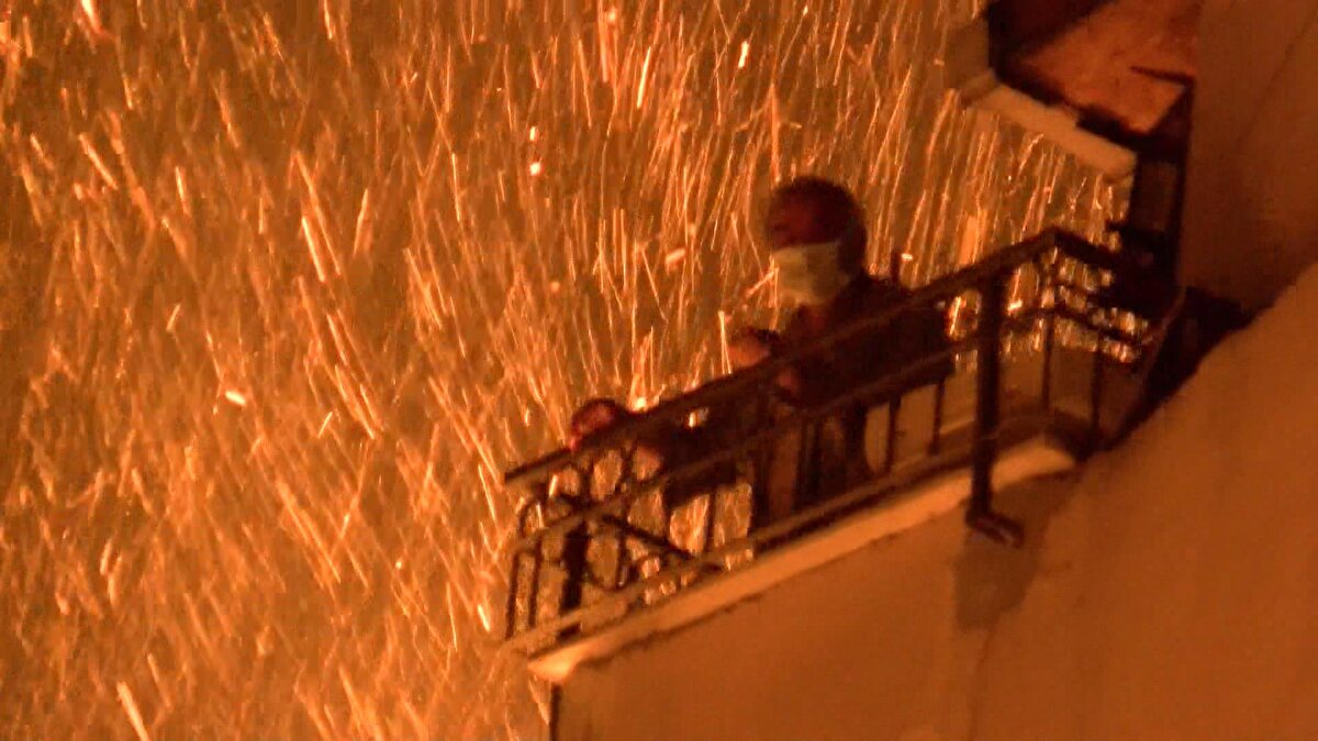 Yangının çıktığı bölgede bulunan binalar vatandaşlar tarafından boşaltılırken, olay yerine çok sayıda itfaiye ekibi sevk edildi.