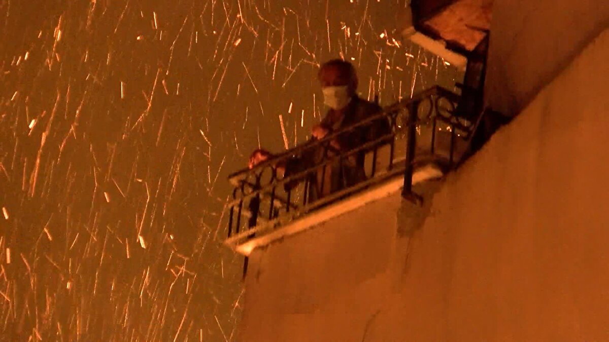 İtfaiye ekiplerinin yaklaşık bir saat süren çalışmasının ardından yangın kontrol altına alınarak söndürüldü.