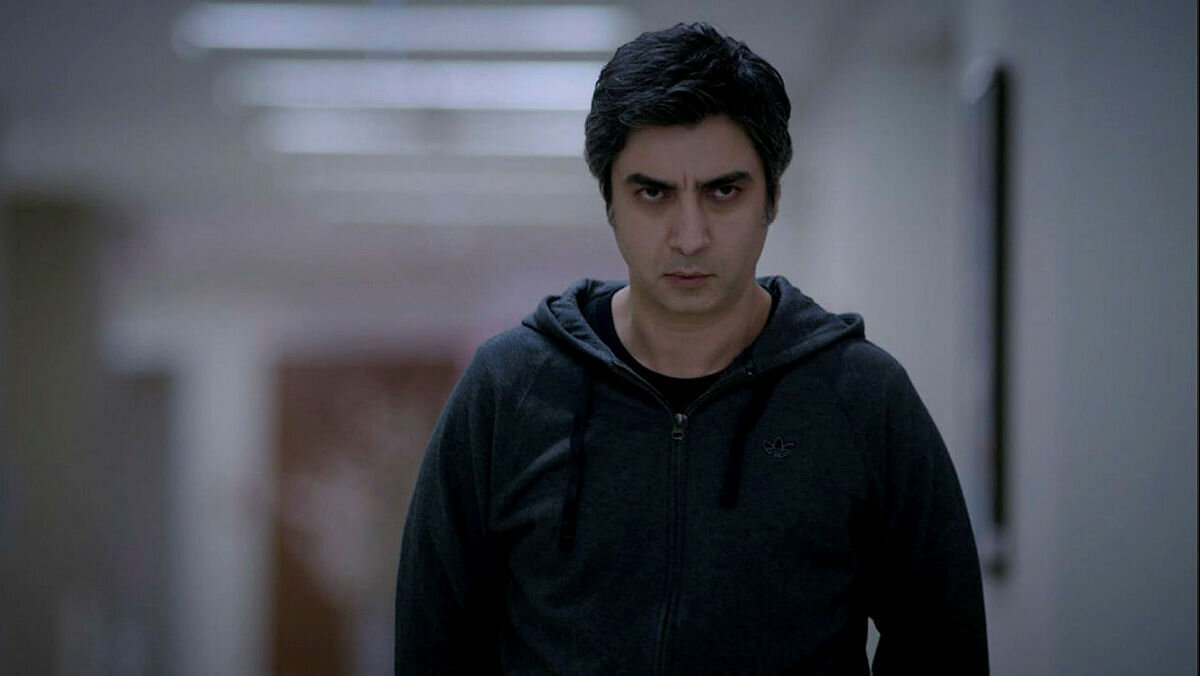 NECATİ ŞAŞMAZ KİMDİR?<br><br>15 Aralık 1971 tarihinde Elazığ'da doğdu. Tam adı Muhammed Necati Şaşmaz'dır. Raci Şaşmaz ve Zübeyr Şaşmaz adında iki kardeşi var. Asıl mesleği turizmcilik olan Şaşmaz, eğitimini Kanada'da tamamladı.<br><br>