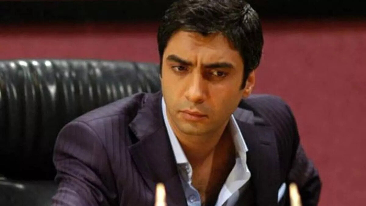 Ünlü oyuncunun yakın çevresi yaptığı açıklamada; olayın abartıldığı kadar olmadığını, rutin kontroller sırasında Şaşmaz'ın küçük çaplı bir damar açma operasyonu geçirdiğini belirtti.<br><br>