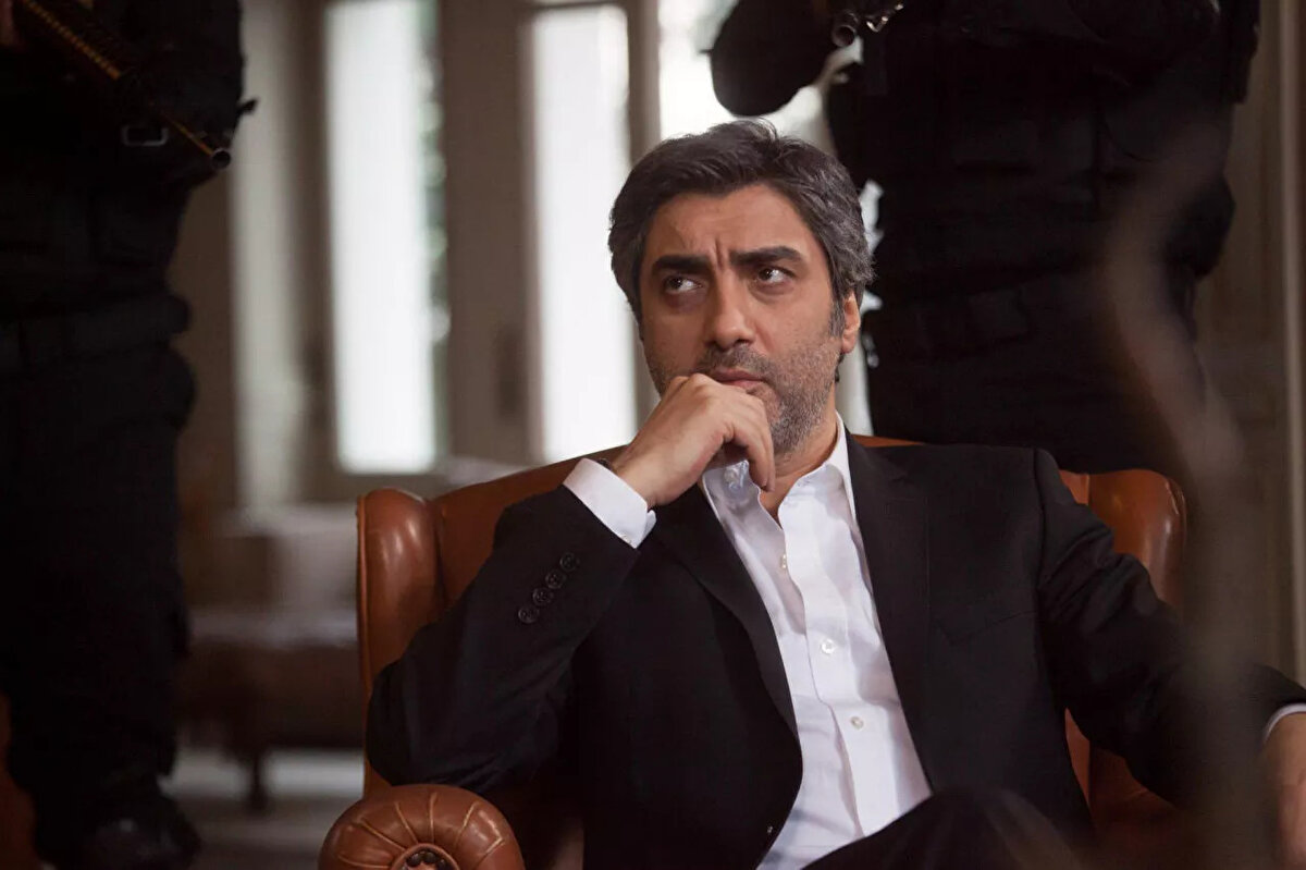 ABD'de 6 sene kalan Şaşmaz, 2001 yılında bir süreliğine ailesini ziyarete geldiğinde geri dönüş uçak biletini 11 Eylül 2001 tarihine aldı. Amerika'da yaşanan saldırılar sebebiyle uçağı Amerika'ya varamadan geri dönen Şaşmaz, ailesinin çekinceleri ve ısrarı üzerine Amerika'ya dönmekten vazgeçti.<br><br>