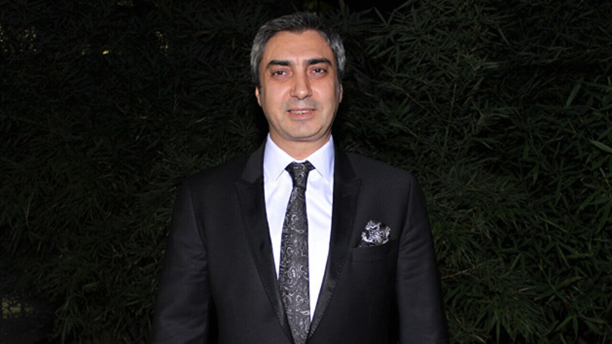 Osman Sınav'ın "Bir dizi düşünüyoruz, seni de baş rolde düşünüyorum" sözlerine, "düşünmek istiyorum" diye cavp veren Necati Şaşmaz, bir ay sonra bu teklifi kabul etti.