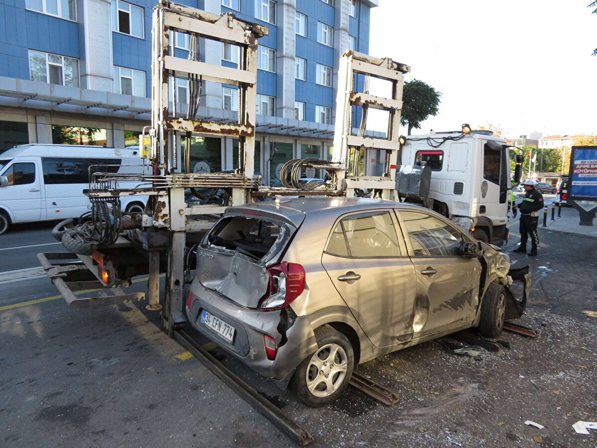 Feci kaza, 28 Ekim Cuma saat 08.00 sıralarında Hasanpaşa Mahallesi Uzunçayır Caddesi'nde meydana geldi. İddiaya göre, şoförünün direksiyon hakimiyetini kaybettiği İETT otobüsü park halindeki araçlara çarptıktan sonra kaldırıma çıktı.<br><br><br>